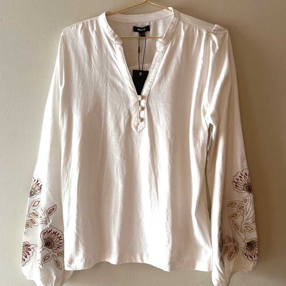 Mexx Cream long sleeve shirt with Floral Embroidery, NWT, Size Small